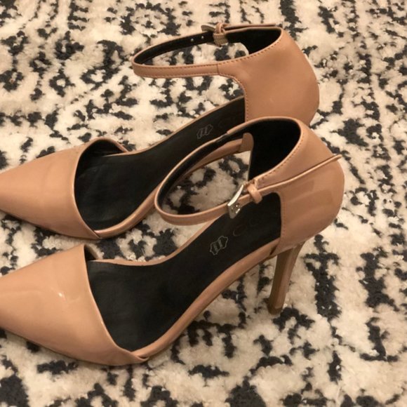 Nude Closed Toe Pointy Heels/Pumps - Picture 2 of 7